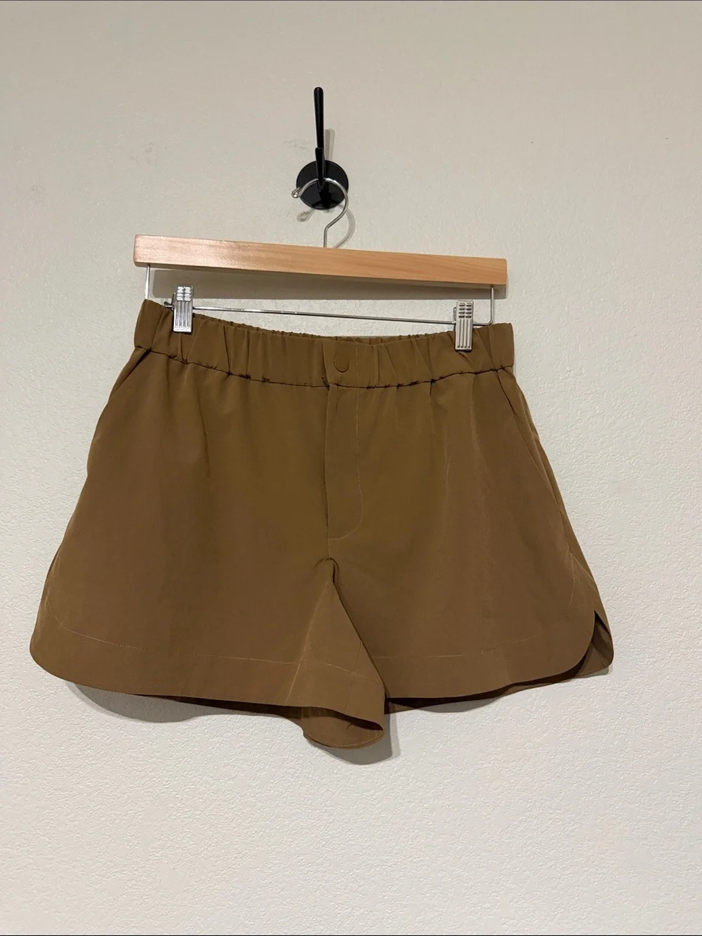 Varley Women's Nila Mid Rise 3.5" Shorts. Size Small. Brown - Picture 2 of 5
